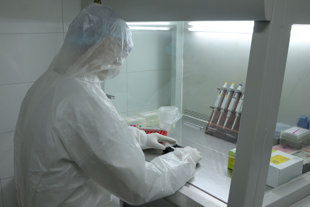  A Thai Nguyen Central Hospital technician conducts a SARS-CoV-2 screening test by Real-time PCR.