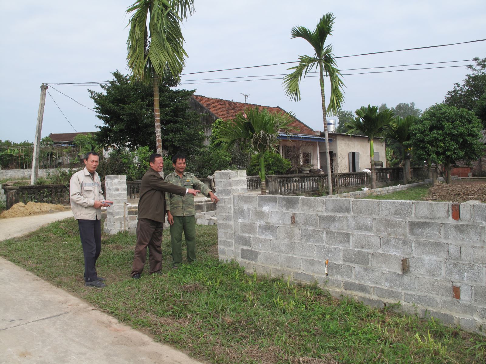  Tuyến đường Hanh - Lương Sơn đi qua địa bàn xóm Đồng Lưa (Thượng Đình) với tổng chiều dài trên 1,3km, Chi bộ xây dựng nghị quyết chuyên đề, vận động nhân dân tự phá gần 300m tường rào, hiến trên 2.600m2 đất, đóng góp 590 nghìn đồng/nhân khẩu với tổng số tiền gần 360 triệu đồng để đối ứng làm đường.