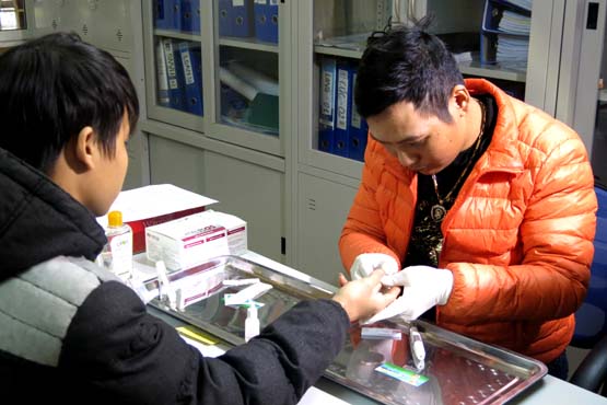  Hoạt động xét nghiệm HIV trong cộng đồng. Ảnh: Thùy Chi