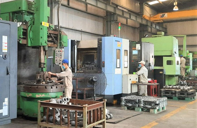  Tại xưởng sản xuất, nhân viên Công ty TNHH Bjsteel Việt Nam ở KCN Sông Công I (T.P Sông Công) thực hiện nghiêm việc đeo khẩu trang và không tập trung đông người.