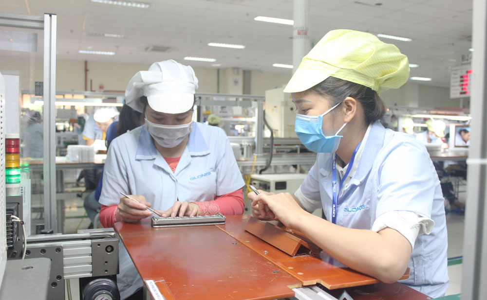  In November, the export value of smartphone products was estimated at USD 619.3 million, rising 3.23 percent compared to the same period last year. In the photo: Production activities at Glonics Vietnam Limited Company, Phu Xa ward, Thai Nguyen city.