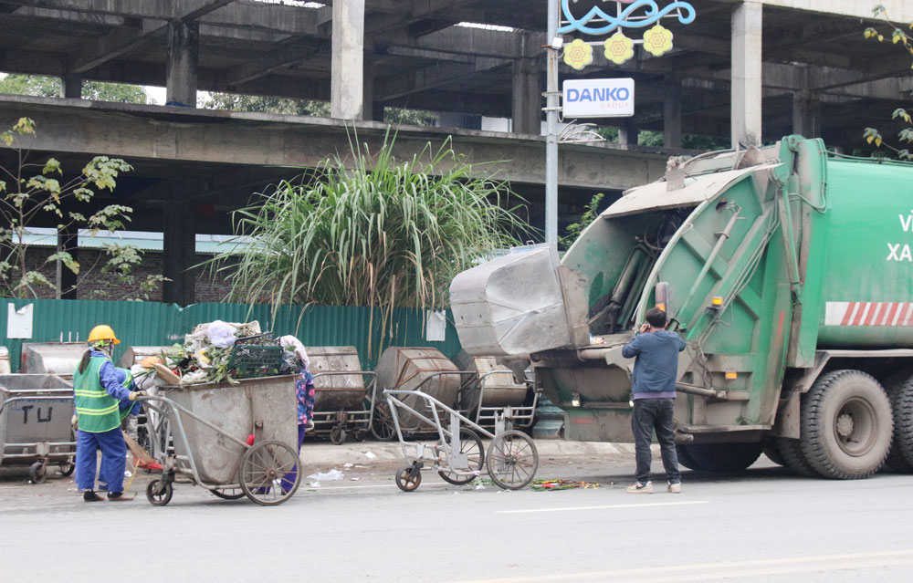  Công nhân tiến hành thu gom, vận chuyển rác thải tại khu vực chợ Thái đi xử lý.