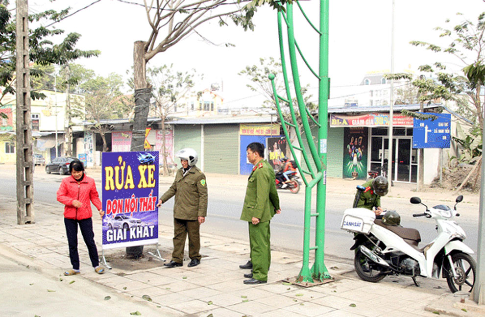  Lực lượng chức năng của T.X Phổ Yên tuyên truyền, nhắc nhở người dân xã Nam Tiến tháo dỡ, di chuyển biển quảng cáo vi phạm hàng lang đường, góp phần bảo đảm an toàn giao thông và mỹ quan đô thị (ảnh chụp trước ngày 27/4/2021).