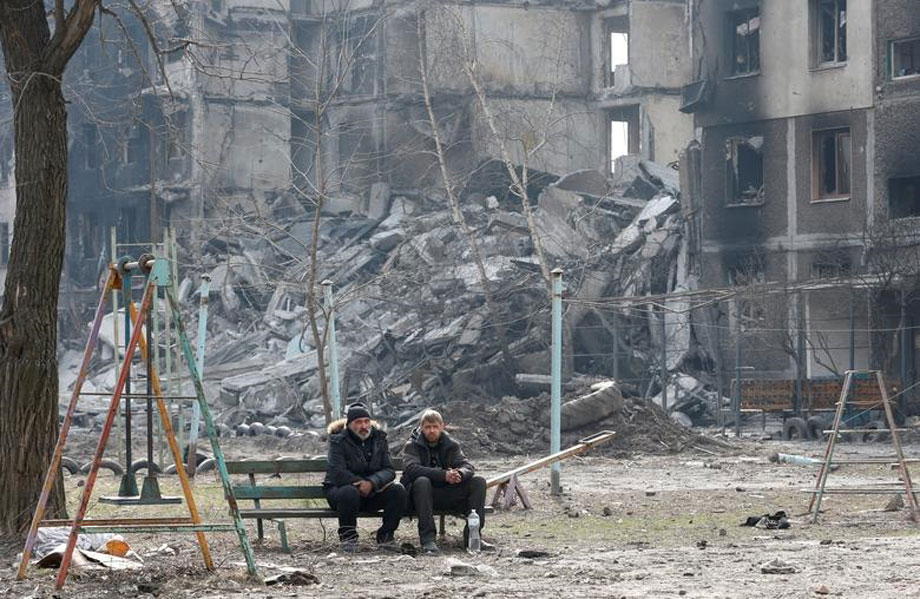  Một tòa nhà chung cư bị phá hủy ở thành phố cảng phía nam Mariupol, Ukraine. Ảnh: REUTERS 