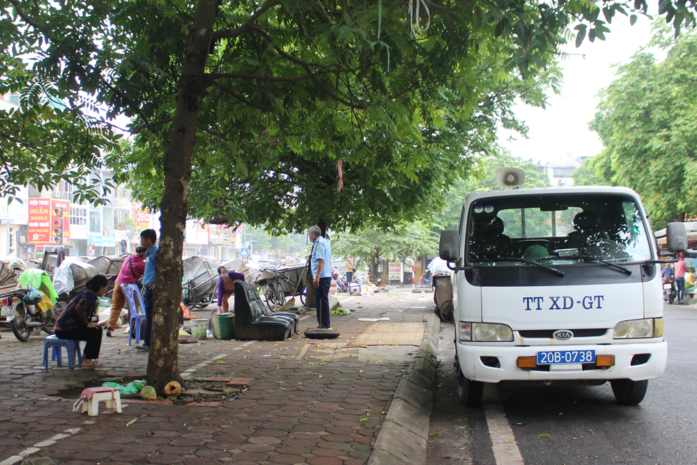  Đội Quản lý trật tự xây dựng và giao thông TP. Thái Nguyên thường xuyên kiểm tra, nhắc nhở và xử lý vi phạm những trường hợp bày bán hàng trên vỉa hè.