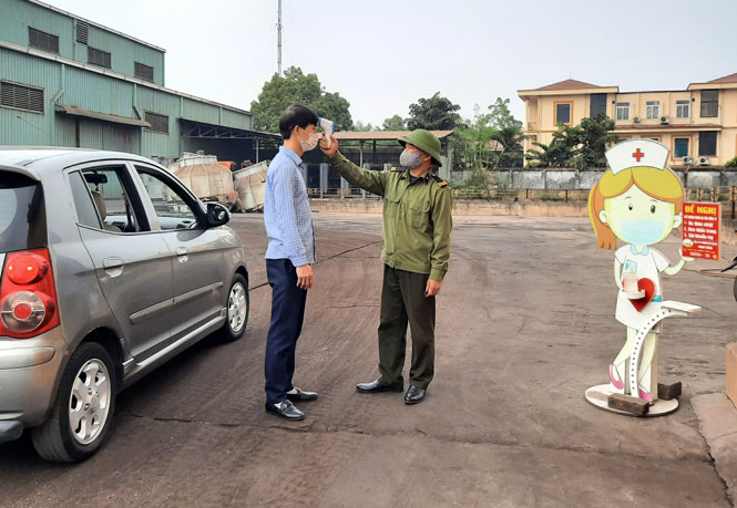  Công ty CP Khoáng sản và Luyện kim Trung Thành tiến hành kiểm tra đo thân nhiệt người ra vào đơn vị.