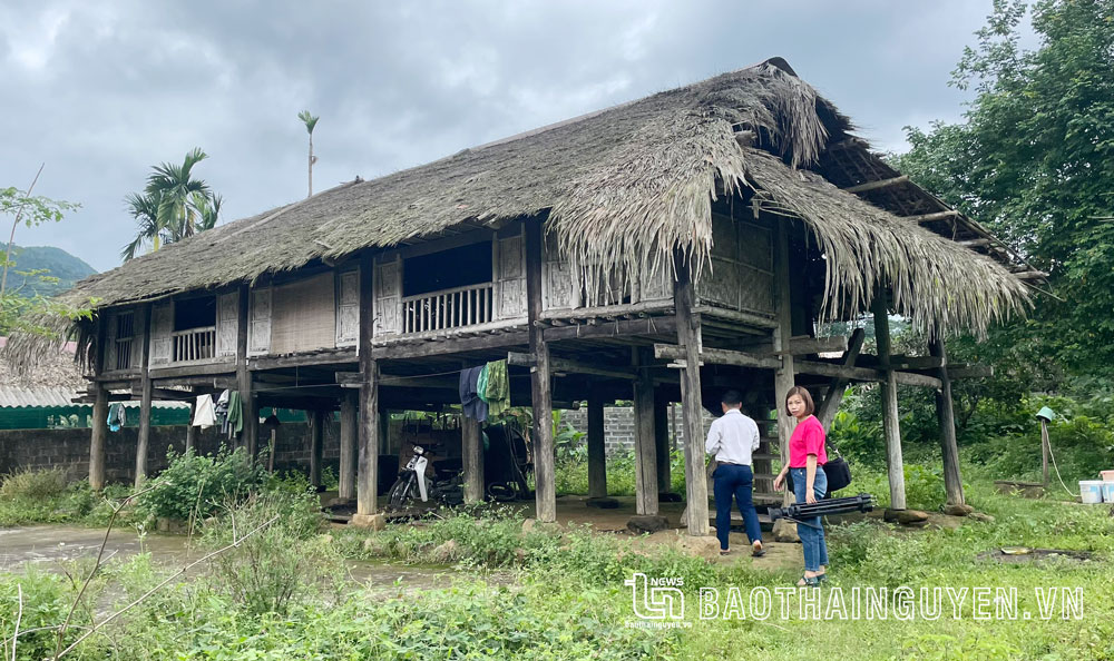  Ngôi nhà của ông Ma Duy Phương, Xóm Đồng Lá 2, xã Điềm Mặc, đã xuống cấp nhiều năm, nhưng không có thổ cư nên gia đình ông không đủ điều kiện được thụ hưởng chương trình xóa nhà ở dột nát do Tập đoàn Vin Group hỗ trợ.